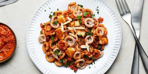 Fusilli med ristet paprika, pesto og smørstekt halloumi