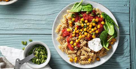 Fusilli med kikerter, tomater og spinat