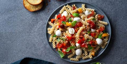 Fusilli med mozarella, tomater, basilikum - toppet med sitron