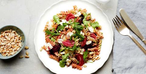 Fusilli med bakte rødbeter, chèvre og honningdressing