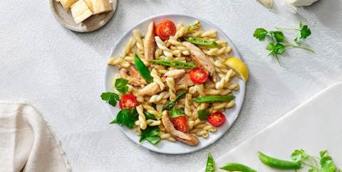Gemelli med sitronstekt kylling og sukkererter