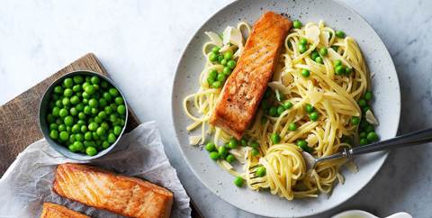 Linguine med laks, erter, sitron og parmesanost