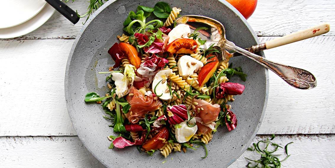 Lunet pastasalat med fullkornsmakaroni, ovnsstekte grønnsaker, fetaost og oregano