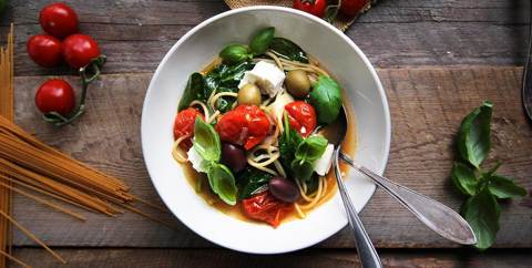 One pot med ferske tomater, basilikum og mozzarella