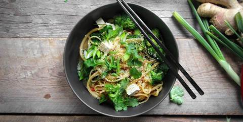 Hot pot med tofu, ingefær og ristede sesamfrø