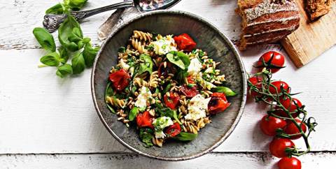 Pastasalat Caprese med bakte tomater og ristede solsikkefrø