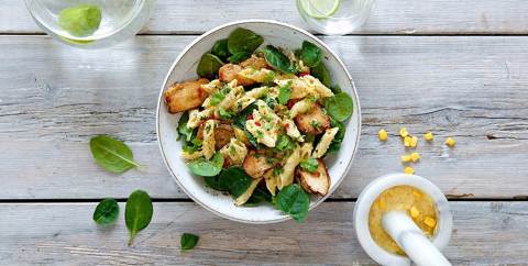 Pastasalat med kylling og pesto laget av mais