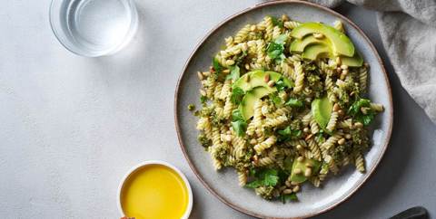 Skruer med pesto, avokado og persille