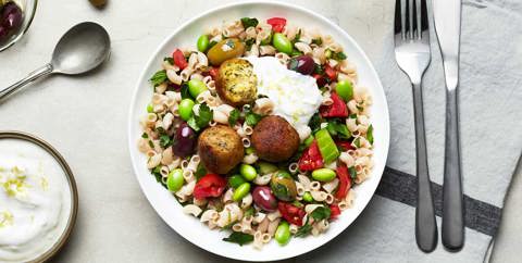 Hurtigkokt makaroni tabbouleh med falafel og sitronyoghurt