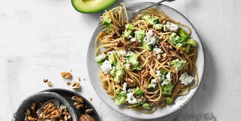 Spaghetti med avokado, fetaost og valnøtter