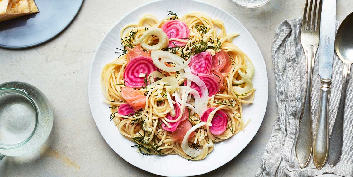 Spaghetti med hurtigsyltet fenikkel og røkt laks