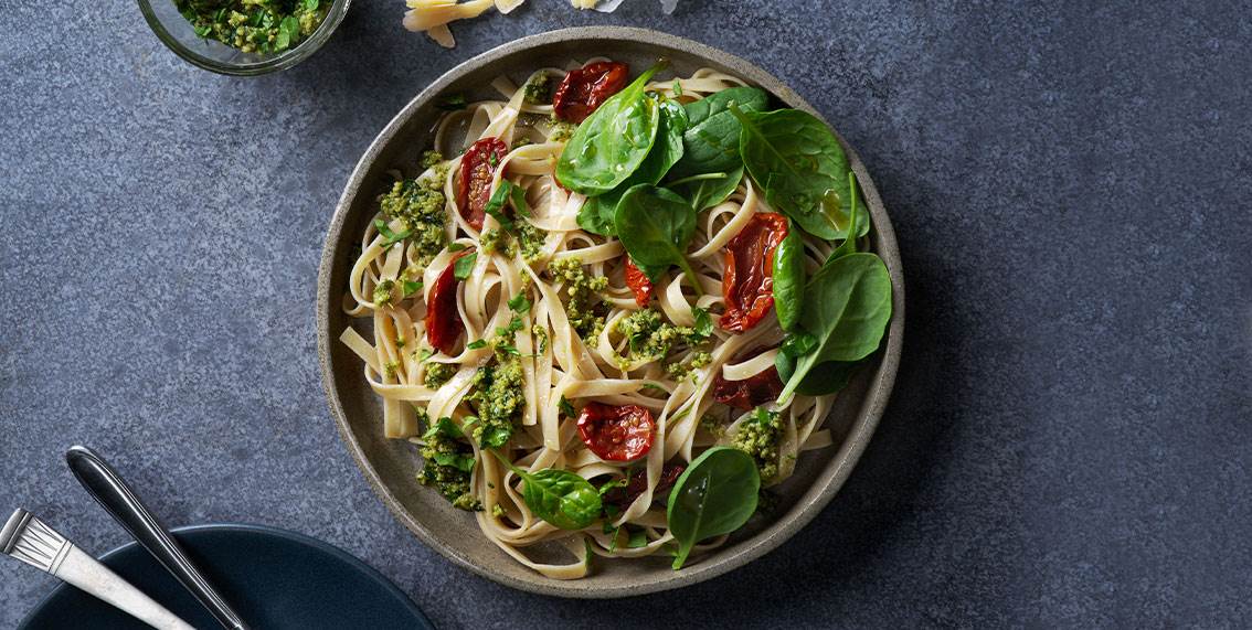Tagliatelle med spinatpesto og soltørkede tomater