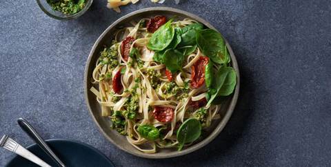 Tagliatelle med spinatpesto og soltørkede tomater