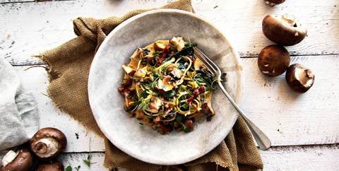 Vegetarisk pasta carbonara med skogsopp og soltørket tomat